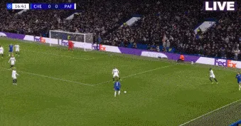 搜狐体育-恩佐头球破门,主裁表示推人在先进球无效