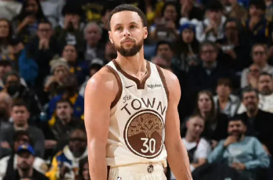 库里上半场7投4中，三分6中3，罚球3中3得到14分3篮板